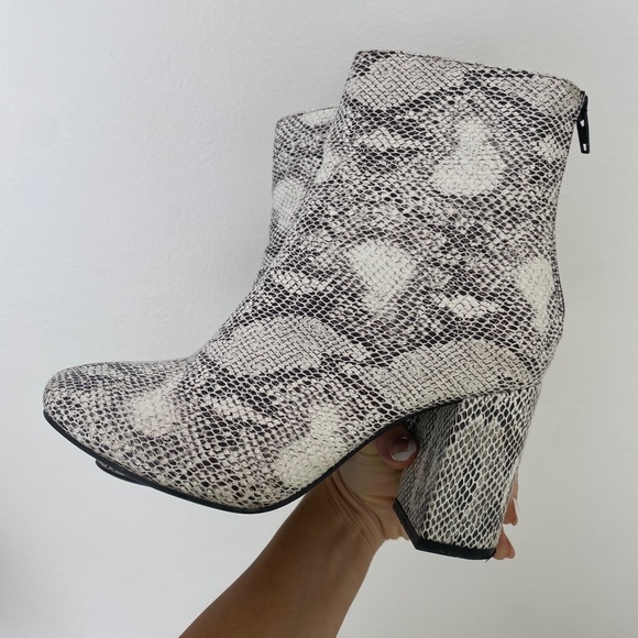 Snake skin heeled booties - Picture 3 of 4